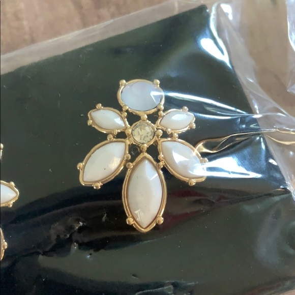 Avon New‎ Floral Petal Cluster Earrings Ivory Opal Stud Earrings - Picture 3 of 7